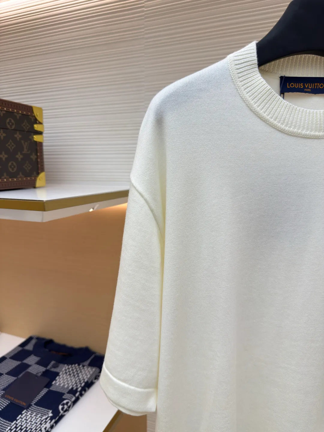 LOUIS VUITTON embroidered letter pin short sleeves ●Authentic product: Purchased and developed by 7299 ●Item number: 1680128-A50 ●Fabric: Dyeing fully combed cotton yarn weaving ●Technology: knitting ●Version: Fitted version ●Size: XS-S-M-L ●Description: Weaved using custom-woven, custom-dyed, fully combed 100% cotton yarn. A 14-needle computerized flat knitting machine is used to weave single-sided wool tissue according to the original version. The entire garment piece takes 6-7 hours per piece. The letters on the chest are sewn at a ratio of 1:1. All details are processed and finished by hand. The next operation can only be carried out after manual thread picking, knotting, inspection, and spot checks. Partial jacquard on one side requires a long time on the loom, the loss variables are unstable, and the scrap rate is high; especially for customized dyeing according to the Y version, to distinguish the wrong color and the big head version on the market. The overall wiring is straight and delicate, the fabric is comfortable and soft, and the color is consistent without color difference. It can be matched with the same style to create a fashionable look and control various occasions. Customized accessories, complete with three standards, same style for men and women!